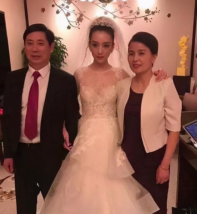 女士参加婚礼着装图片(8天长假拥挤结婚季，盘点女明星们的结婚礼服)(图32)