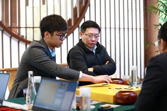 蓝天围棋_丽水山泉杯围棋赛 柯洁组合对阵蓝天组合_蓝天丽水围棋