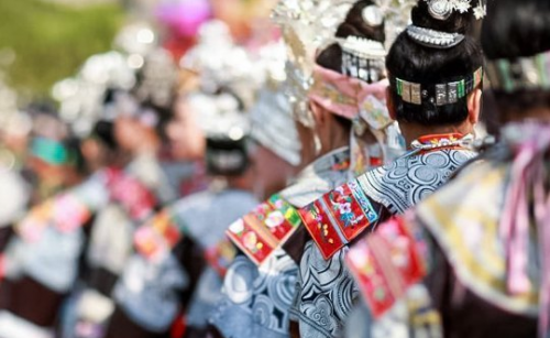 雷山苗族服饰_贵州雷山苗族服装秀图片_雷山苗族服饰便装图片